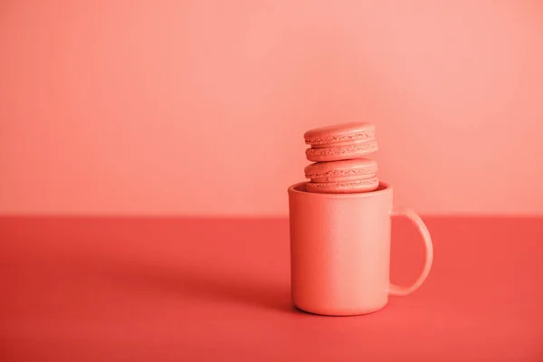 Sweet Macaroons Cup Living Coral Background Pantone Color Year 2019 — Stock Photo, Image
