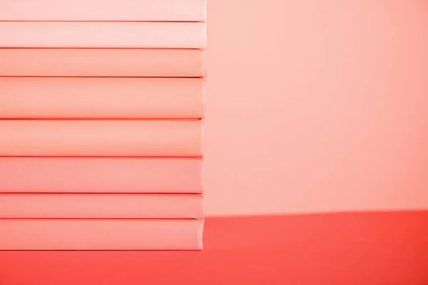 Stapel Boeken Levende Koraal Achtergrond Pantone Kleur Van Het Jaar — Stockfoto