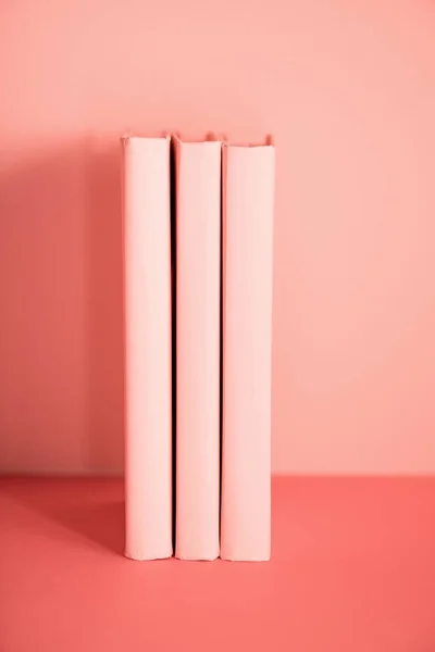 Drie Boeken Levende Koraal Achtergrond Pantone Kleur Van Het Jaar — Stockfoto