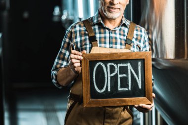 Bira fabrikasında holding yönetim kurulu açık işareti ile başarılı sahibinin kırpılmış görünümü