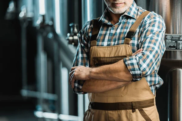 Vista Recortada Cervecero Posando Con Brazos Cruzados Overoles Trabajo Cervecería — Foto de Stock