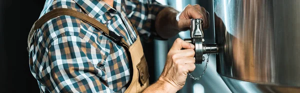 裁剪的专业男性酿酒师与啤酒厂设备的工作 — 图库照片