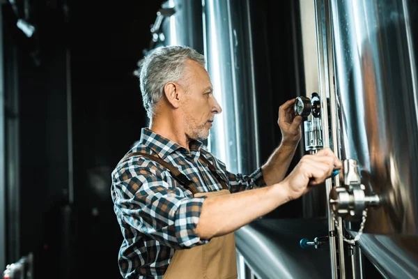 Professionele Senior Brouwer Werken Met Brouwerij Apparatuur — Stockfoto