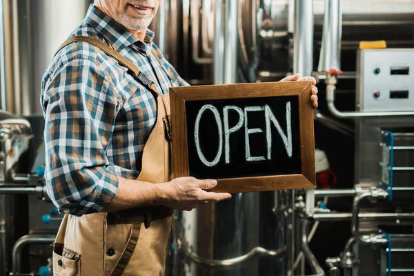 Vista Cortada Proprietário Sênior Segurando Bordo Com Sinal Aberto Cervejaria — Fotografia de Stock