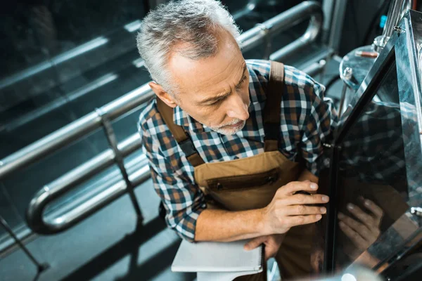 Male Brewer Holding Notepad While Examining Screen Brewery Equipment — Stock Photo, Image