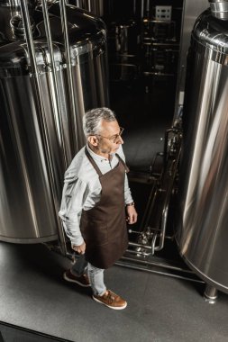 erkek üst düzey bira bira fabrikasında yürüyüş önlük 