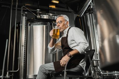 üst düzey bira bira bira sandalyede test önlük