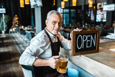 pub açık işareti ve cam sayaç bar bira holding sahibi gülümseyen