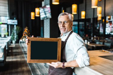 holding boş yönetim kurulu ve yakındaki bar counter ayakta pub gülümseyen sahibi 
