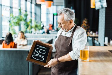 üst düzey sahibi pub holding açık oturum ve sayaç ile bardak bira bar yakınındaki ayakta
