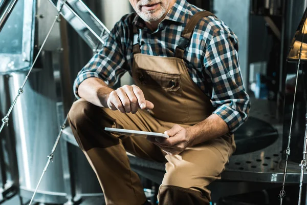 Vista Recortada Cervecero Masculino Usando Tableta Digital Cervecería — Foto de Stock