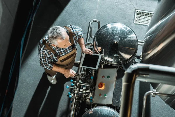 Overhead View Male Senior Brewer Using Digital Tablet Brewery — Stock Photo, Image