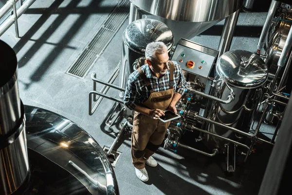 Overhead View Brewer Working Overalls Using Digital Tablet Brewery — Stock Photo, Image