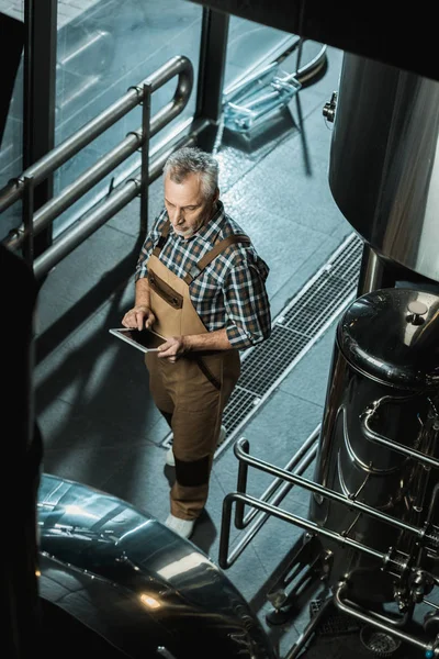 Vista Aérea Cervecero Masculino Overalls Trabajo Usando Tableta Digital Cervecería — Foto de Stock