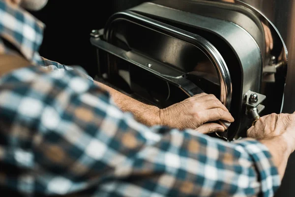 Ausgeschnittene Ansicht Von Brauern Die Mit Brauereiausrüstung Arbeiten — Stockfoto