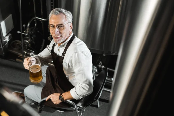 Bovenaanzicht Van Lachende Senior Brouwer Schort Holding Biertje Brouwerij — Stockfoto
