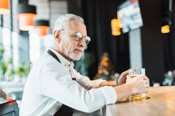 Mannelijke Werknemer Schort Holding Glas Bier Zit Toog — Stockfoto