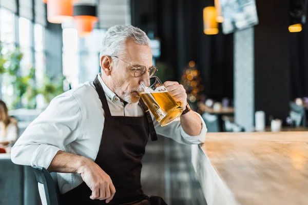 Trabalhador Masculino Avental Segurando Beber Cerveja Pub — Fotografia de Stock