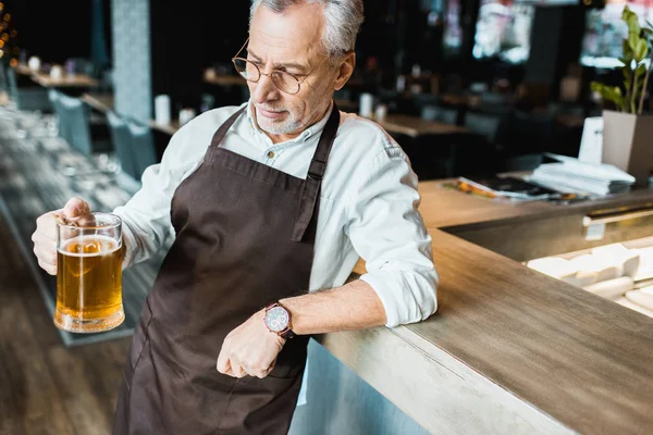 Trabajador Senior Delantal Sosteniendo Vaso Cerveza Pub —  Fotos de Stock