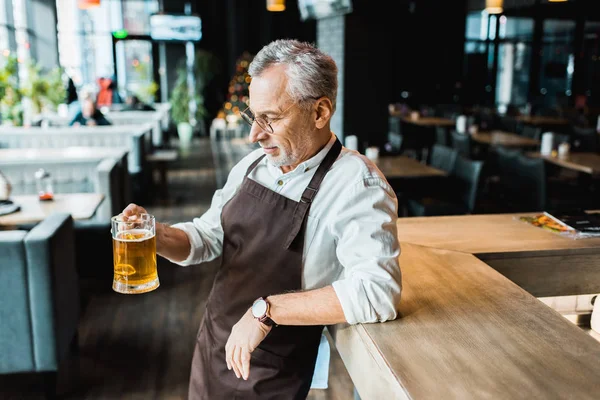 Trabajador Senior Delantal Sosteniendo Vaso Cerveza Pub — Foto de Stock