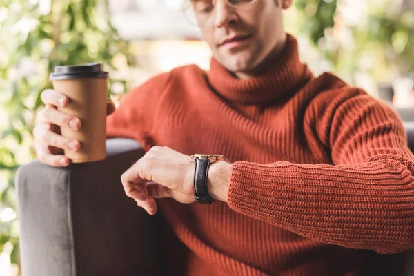 Selektywny Fokus Zamyślony Mężczyzna Trzyma Kubek Papierowy Patrząc Zegarek Kawiarni — Zdjęcie stockowe