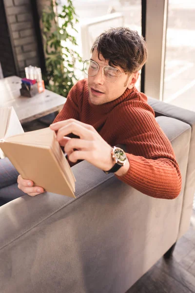Όμορφος Άνδρας Στο Γυαλιά Ανάγνωσης Βιβλίου Στο Καφέ — Φωτογραφία Αρχείου