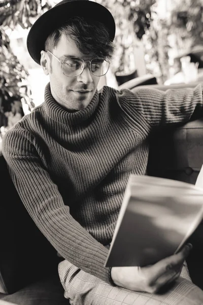 Hombre Guapo Gafas Libro Lectura Sombrero Mientras Está Sentado Cafetería — Foto de Stock