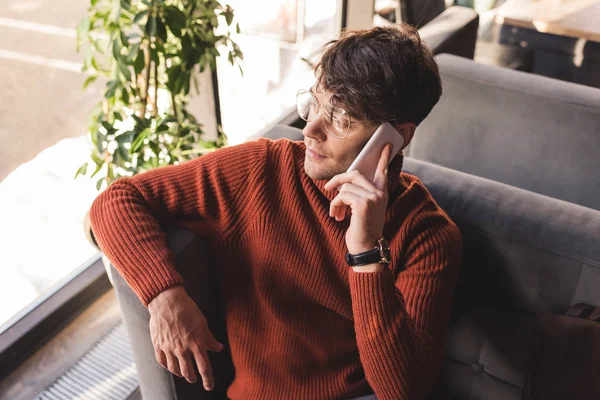 Hombre Guapo Gafas Hablando Teléfono Inteligente Cafetería — Foto de Stock