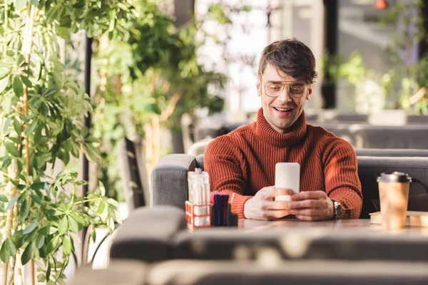 Enfoque Selectivo Del Hombre Sonriente Utilizando Teléfono Inteligente Cerca Taza —  Fotos de Stock