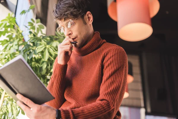 Pensive Man Glasses Holding Notebook While Standing Cafe — Stock Photo, Image