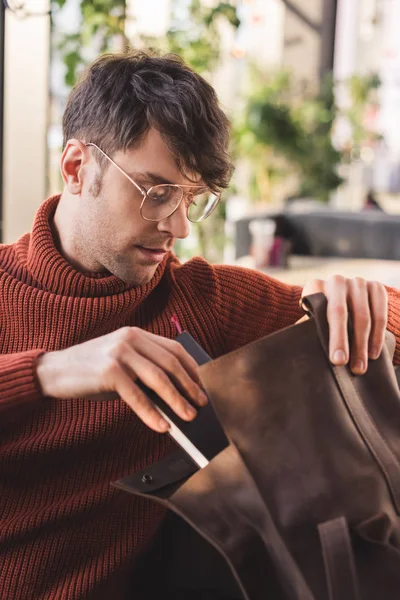 Schöner Mann Mit Brille Legt Buch Tasche Café — Stockfoto