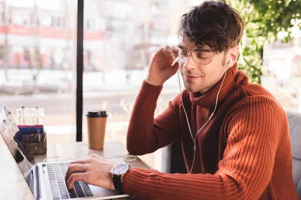Mutlu Bir Adam Olarak Kafede Dizüstü Bilgisayar Kullanırken Kulaklık Müzik — Stok fotoğraf