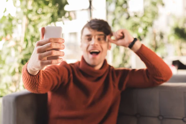 Enfoque Selectivo Del Hombre Alegre Sosteniendo Teléfono Inteligente Mientras Toma — Foto de Stock