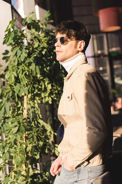 Hombre Guapo Pie Gafas Sol Con Mano Bolsillo — Foto de Stock