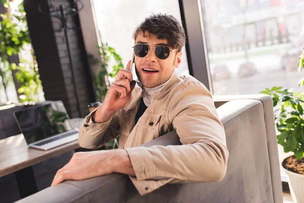 Enfoque Selectivo Del Hombre Moda Gafas Sol Hablando Teléfono Inteligente —  Fotos de Stock