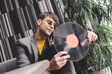 Vinil kaydı seyir Güneş gözlükleri şık genç adam 