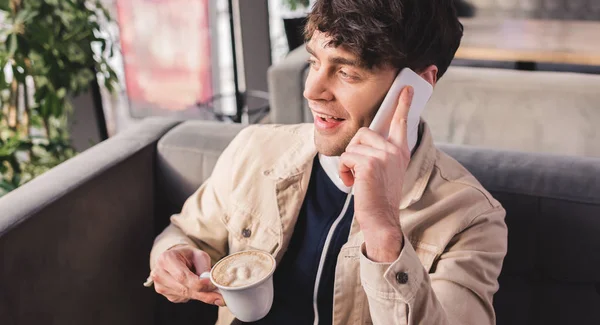 Homem Segurando Copo Com Cappuccino Falando Smartphone Café — Fotografia de Stock