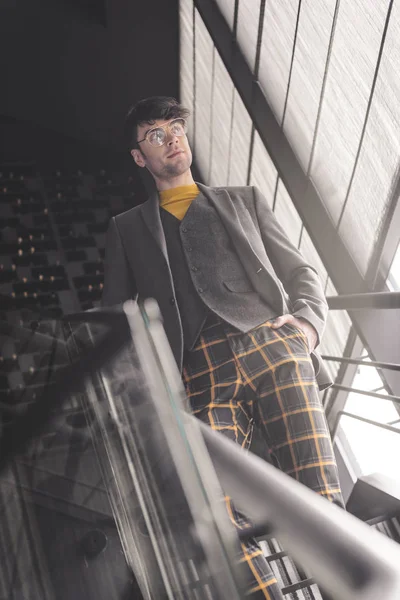 Alegre Hombre Con Estilo Gafas Pie Con Mano Bolsillo Las — Foto de Stock