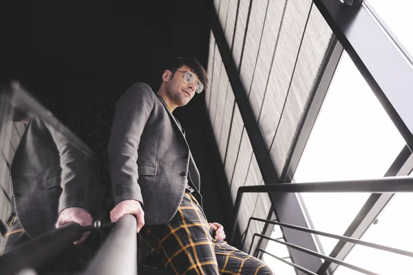 Glücklicher Stilvoller Mann Mit Brille Der Auf Der Treppe Steht — Stockfoto