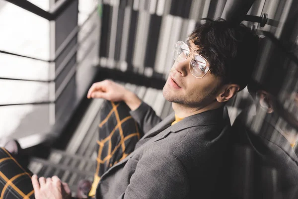 Szelektív Összpontosít Álmodozó Fiatalember Lépcsőn Nézi Kamera Szemüveg — Stock Fotó
