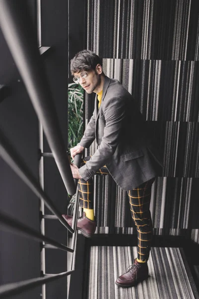 Jeune Homme Branché Dans Des Lunettes Debout Sur Les Escaliers — Photo