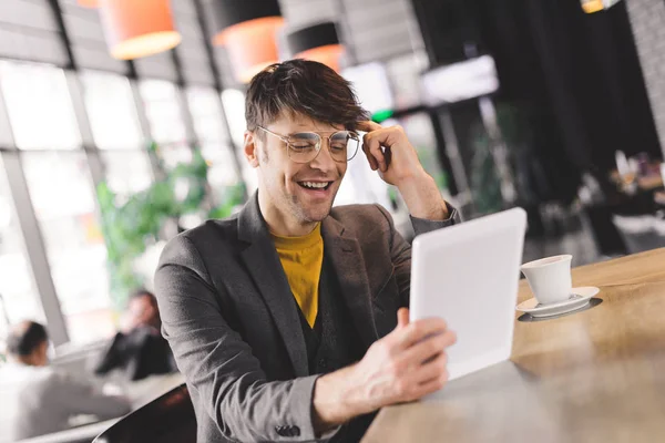 Joven Sonriente Gafas Sentado Mostrador Del Bar Mientras Mira Tableta — Foto de Stock