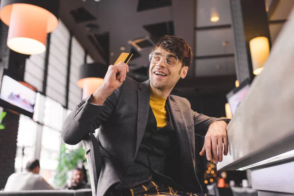 Hombre Sonriente Vasos Sentado Mostrador Del Bar Mientras Sostiene Tarjeta —  Fotos de Stock