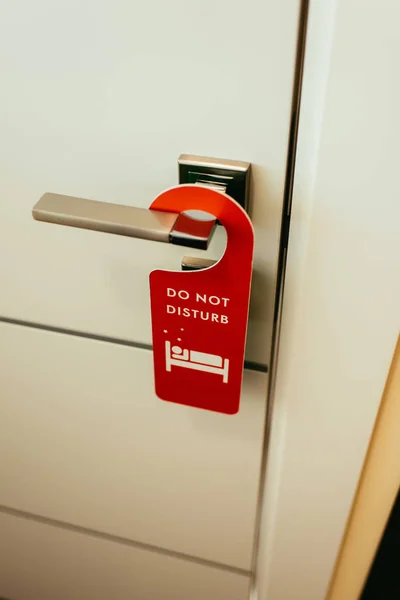 Kapı Kolu Kırmızı Rahatsız Etmeyin Simgesiyle Otel — Stok fotoğraf