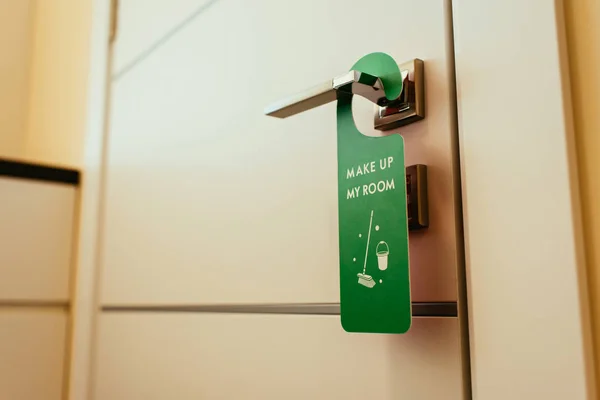 Зеленая Вывеска Макияжем Моего Номера Опирающимся Дверную Ручку Уборка Гостиничного — стоковое фото