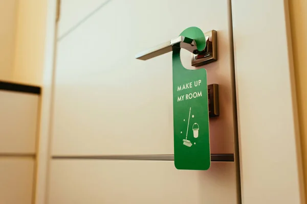 Groen Bord Met Make Mijn Kamer Belettering Deurklink Cleanup Hotelservice — Stockfoto