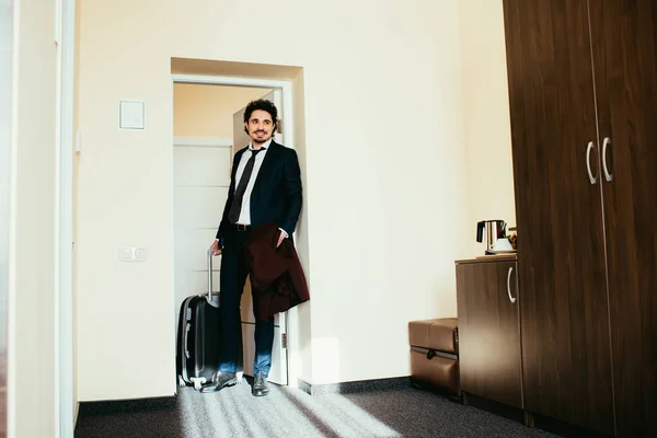 Schöner Geschäftsmann Anzug Mit Koffer Hotelzimmer — Stockfoto