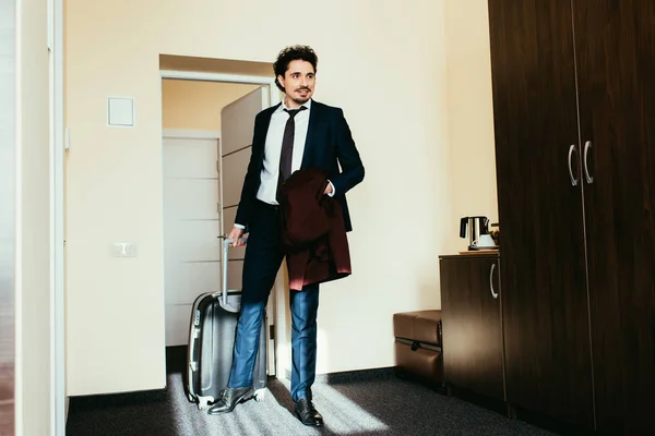 Geschäftsmann Anzug Mit Koffer Hotelzimmer — Stockfoto