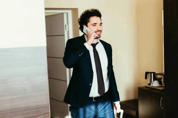 Hombre Negocios Hablando Por Teléfono Inteligente Durante Viaje Negocios Habitación — Foto de Stock