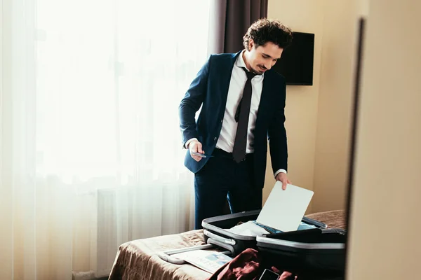 Homem Negócios Adulto Colocando Laptop Mala Cama Quarto Hotel — Fotografia de Stock